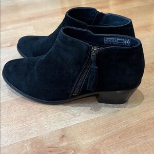 Vionic women’s Black Suede Ankle Boots 9.5